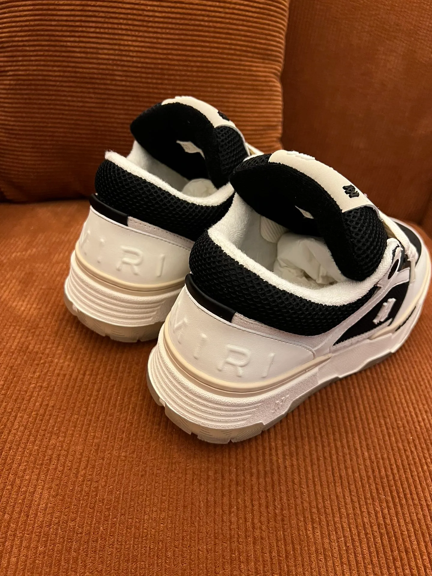 p620💰Men's shoes Amiri Emile's 2023 spring and summer new MA-1 bread shoes, couple models, casual sports shoes, sneakers Amiri gave up the rock punk style in the new season and used a large number of unsaturated colors, Morandi tones, whether you see or wear them, it will make people very happy. The large tongue of the bread shoes continues, shortens the length of the shoe body, thickens the midsole, and the toe part is more rounded. Amiri's brand letters and MA logo appear on the side of the shoe. Fabric: Original customized imported first-layer cowhide + mesh. Lining: Original customized breathable towel lining. Outsole. Foam combination material. Bottom thickness: 4CM. Size: Men's 39-45